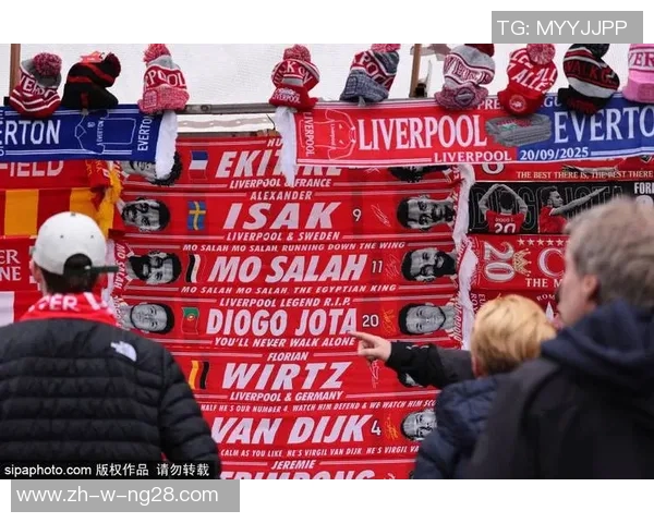 粉色足球服球星闪耀赛场成新焦点，带动时尚潮流与体育热潮双重爆发